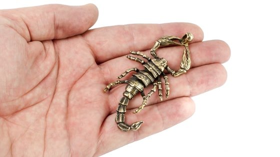 Бронзовая подвеска скорпион на руке