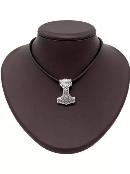 Фото малой подвески Мьёльнир из серебра с руной Альгиз, вид на постаменте.