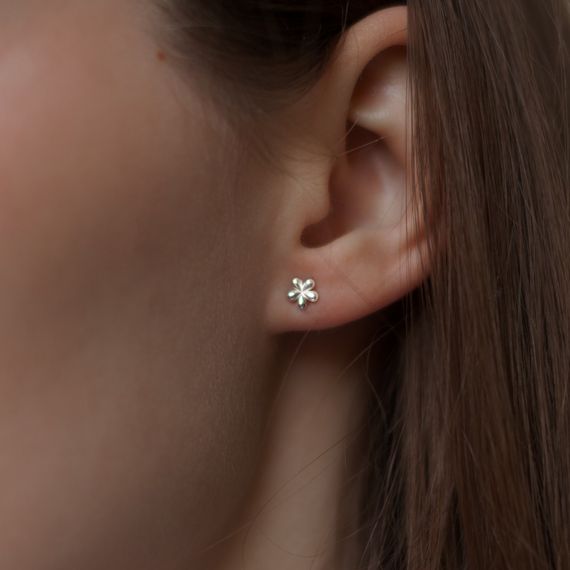 Серьги-пусеты Цветок mini из серебра 925 пробы, живое фото 1