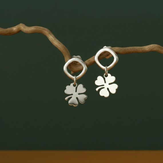 Серьги-пусеты с подвеской Клевер из серебра 925 пробы, живое фото 2