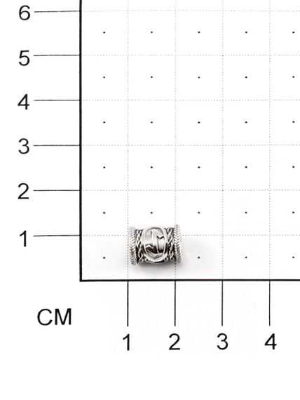 Шарм с изображением руны Эйваз из серебра, фото на размерной сетке.