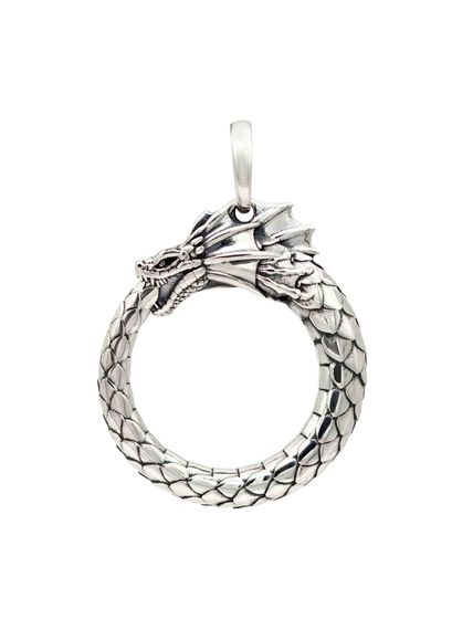 Фото кулона Уроборос без плавника изготовлено из серебра 925 пробы, вид в анфас на белом фоне.