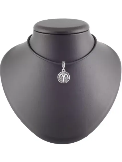 Фото кулона Овен знак зодиака из серебра, вид на постаменте.