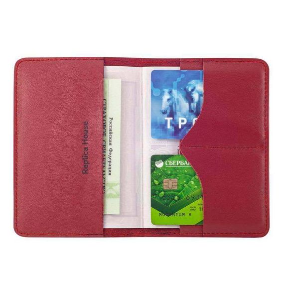 Предметное фото аксессуара Лиса из кожи красного цвета, вид с установленными в обложку документами.