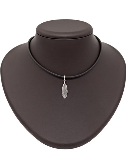 Фото подвески перышко из серебра, вид на постаменте.