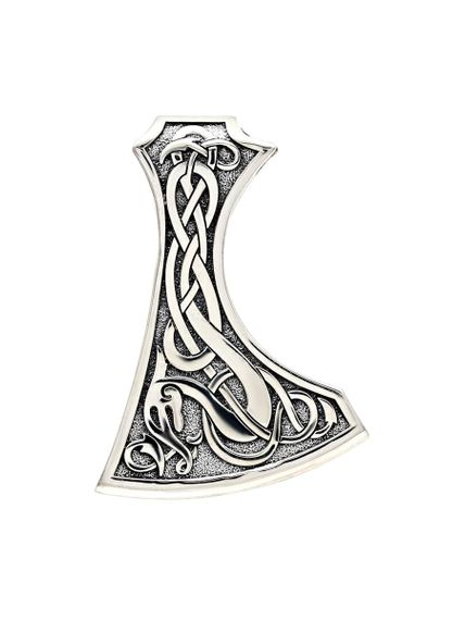 Фото топора кельтского подвеска из серебра на белом фоне.