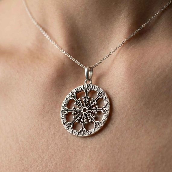 Оберег Шлем ужаса из серебра, живое фото