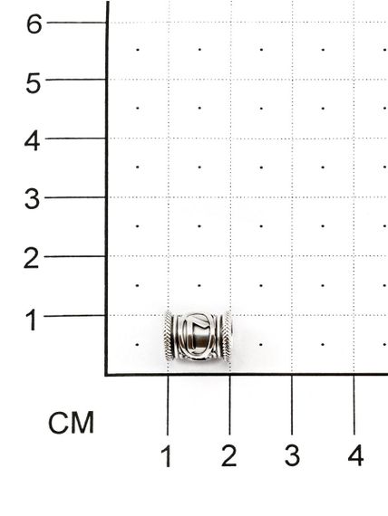 Изображение шарма Laguz (лагуз) из серебра 925 пробы, фото на размерной сетке.