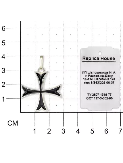 Фото подвески символа мальтийский крест из серебра с эмалью черного цвета, вид на размерной сетке с ювелирной биркой.