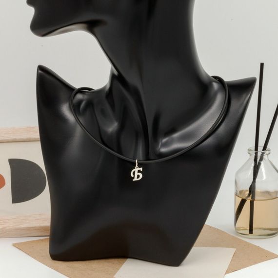 Подвеска в виде буквы Б - кулон из серебра 925 пробы на постаменте