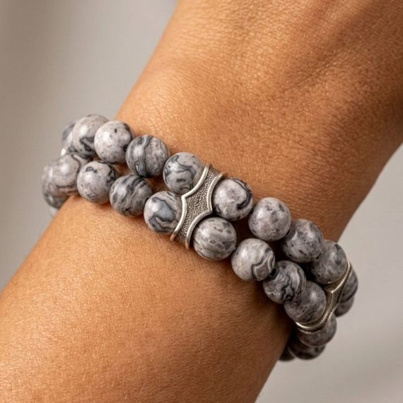 Двойной браслет из натурального камня обсидиана 8 мм с шармами из мельхиора, обложка