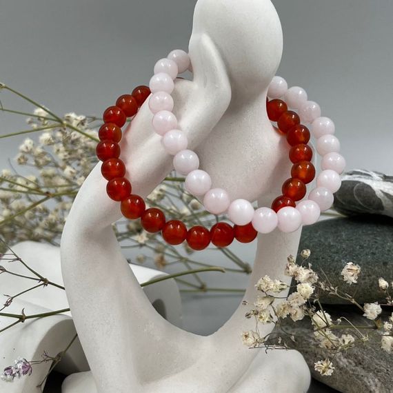 Браслеты из сердолика и розового кварца 6 мм, фотография на статуэтке