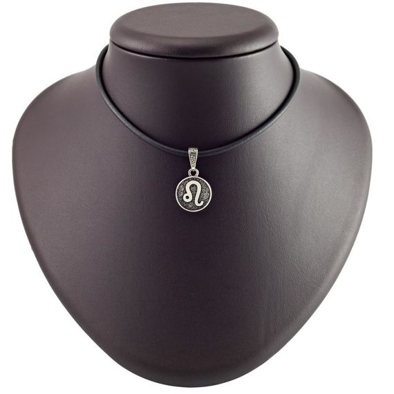 Изображение подвески Лев из мельхиора на постаменте.