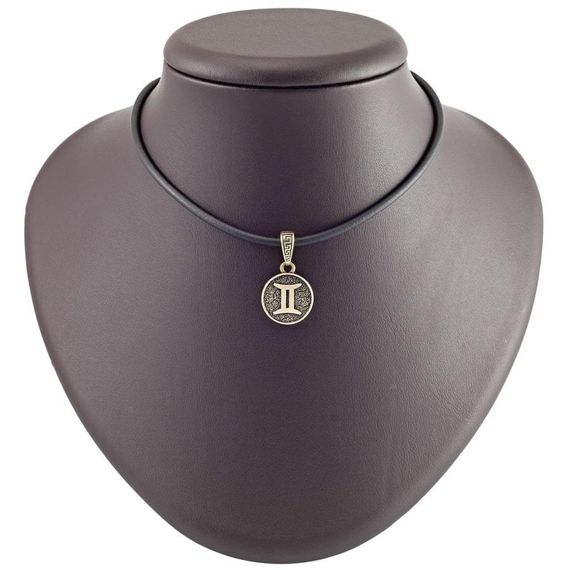 Фото бронзовой подвески знак зодиака Близнецы на постаменте.