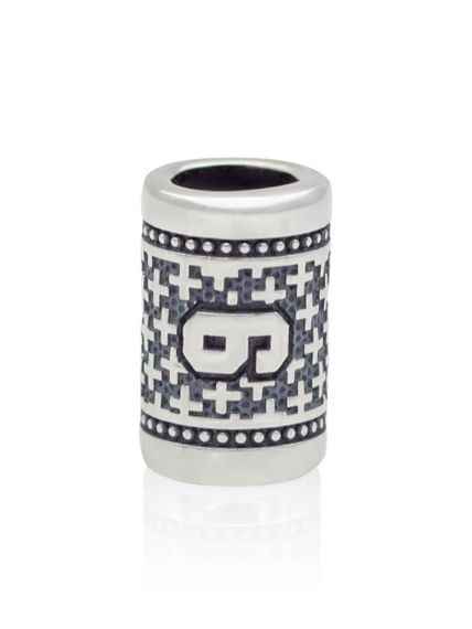 Фото шарм цифра 9 из серебра на белом фоне анфас