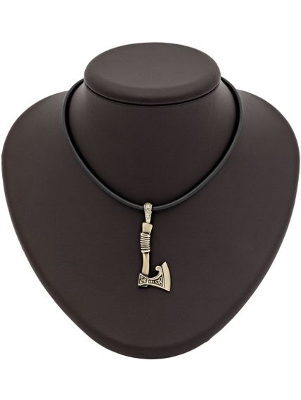 Фотография секира Перуна подвеска на коричневом постаменте в масштабе.