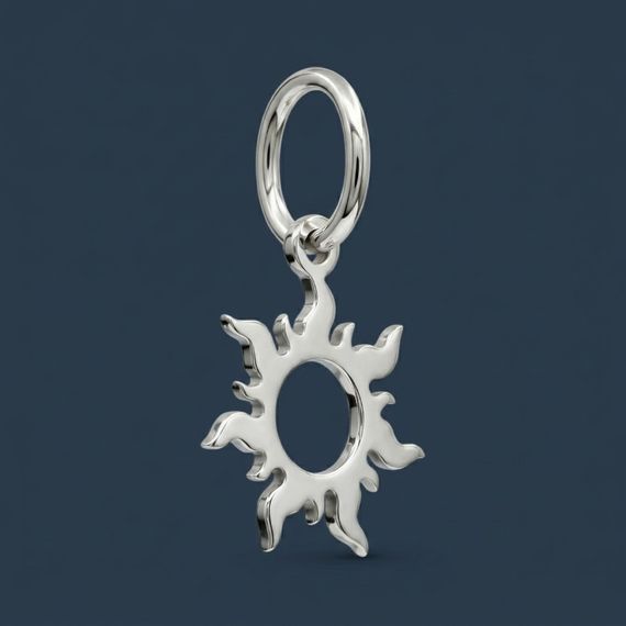 Кулон Солнце малое - подвеска из серебра, ракурс полубоком на синем фоне
