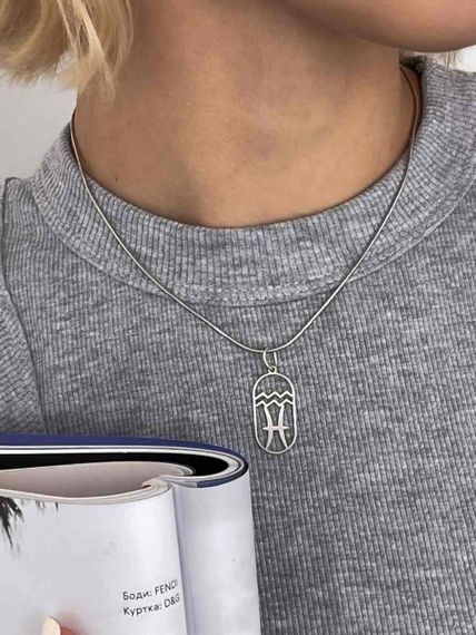 Подвеска Куспид Водолей-Рыбы из серебра, фото на модели крупным планом 2