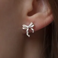 Серьги-пусеты Бантик асимметричный из серебра 925 пробы