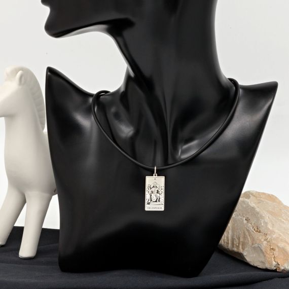 Подвеска Таро - карта Император, кулон из серебра 925 пробы на постаменте