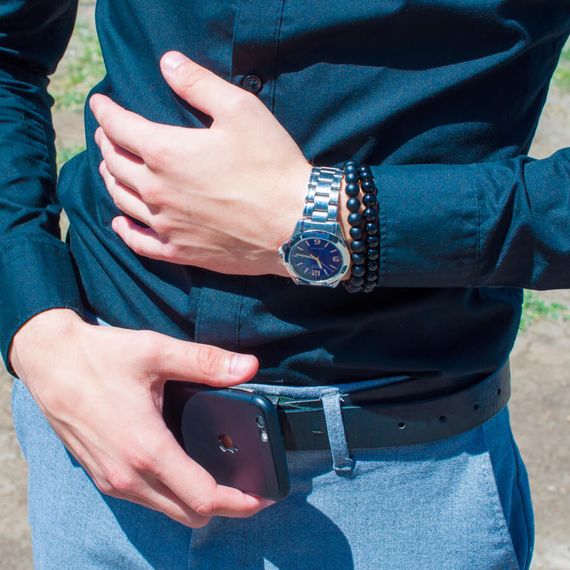 Фотография браслета из шунгита на резинке вид на руке