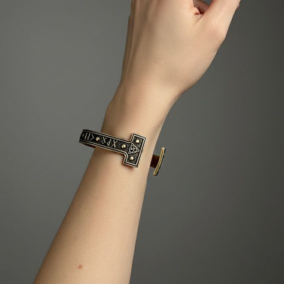 Браслет скандинавский жёсткий с руническими ставами рунами из бронзы, живое фото 4