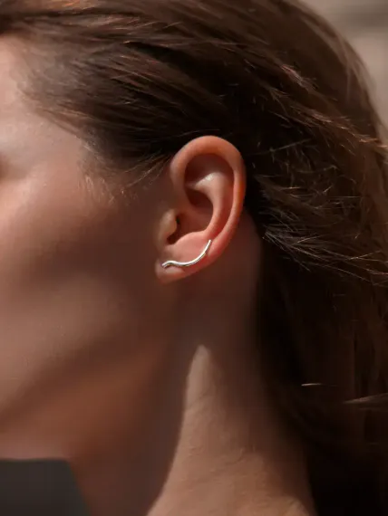 Серьги Волна из серебра 925 пробы. Фото на девушке.