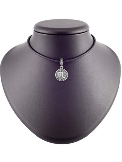 Изображение подвески Скорпион из серебра в масштабе на коричневом постаменте.