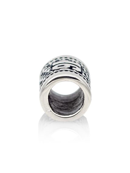 Фото шарм цифра число 16 из серебра на белом фоне отверстие