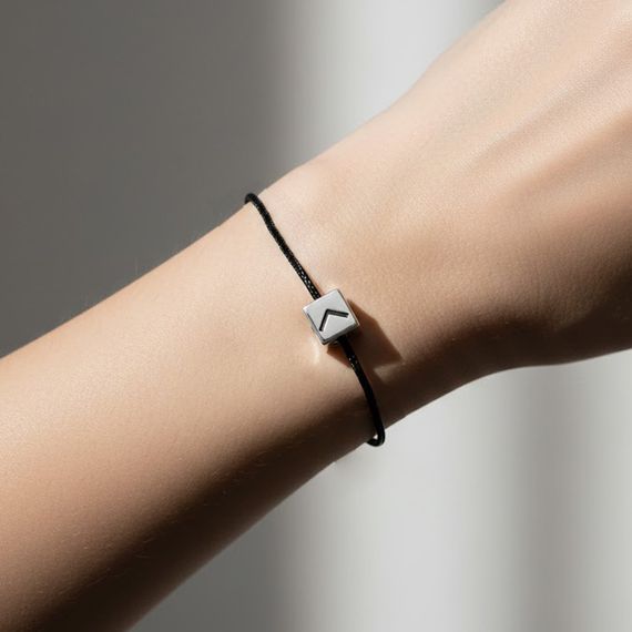 Шарм куб с руной Кеназ - подвеска из серебра 925 пробы, живое фото 1