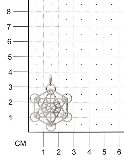 Фото подвески Куб Метатрона малый из серебра, на размерной сетке.