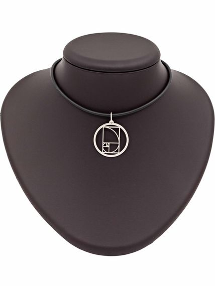 Фото подвески золотое сечение в круге из серебра, на постаменте.