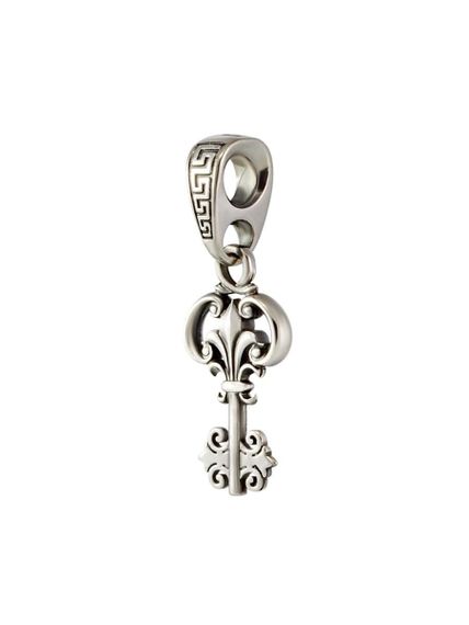 Картинка шарма подвески ключ из серебра 925 пробы, вид вертикально с поворотом вправо.