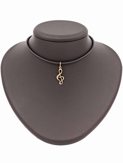 Фото кулона Скрипичный ключ из серебра с позолотой, вид на постаменте на белом фоне.