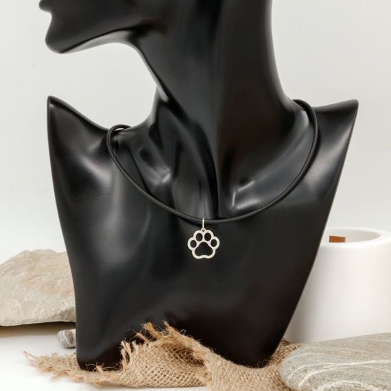 Лапка - подвеска из серебра 925 пробы на постаменте