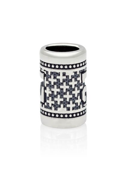 Фото шарм цифра число 21 из серебра на белом фоне сбоку