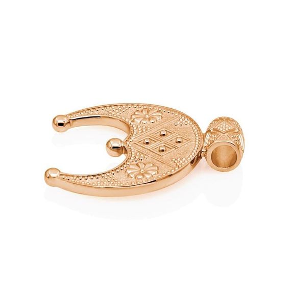 Фото подвески лунница Макошь из золота, вид справа горизонтально.