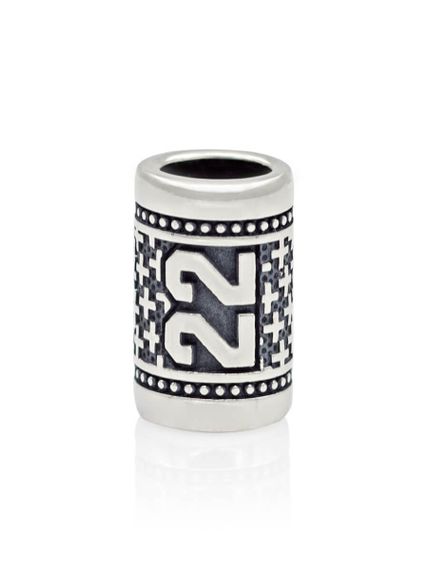 Фото шарм цифра число 22 из серебра на белом фоне анфас