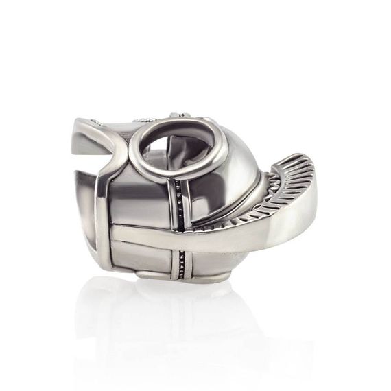 Фото на белом фоне шарма спартанский шлем, вид на модель лежащей на боку.