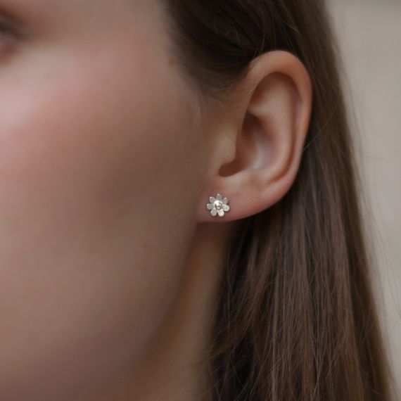 Серьги-пусеты Цветок Ромашка из серебра 925 пробы, живое фото 2