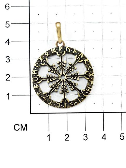 Фотография оберега шлем ужаса из бронзы на размерной стеке.