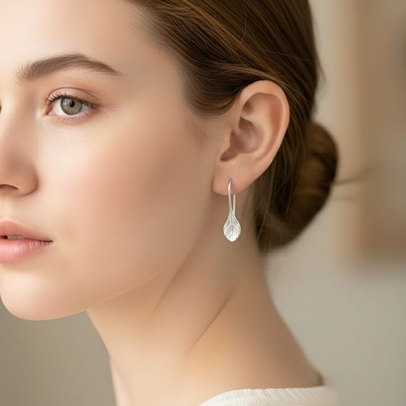 Серьги Листик из серебра 925 проб, живое фото 3