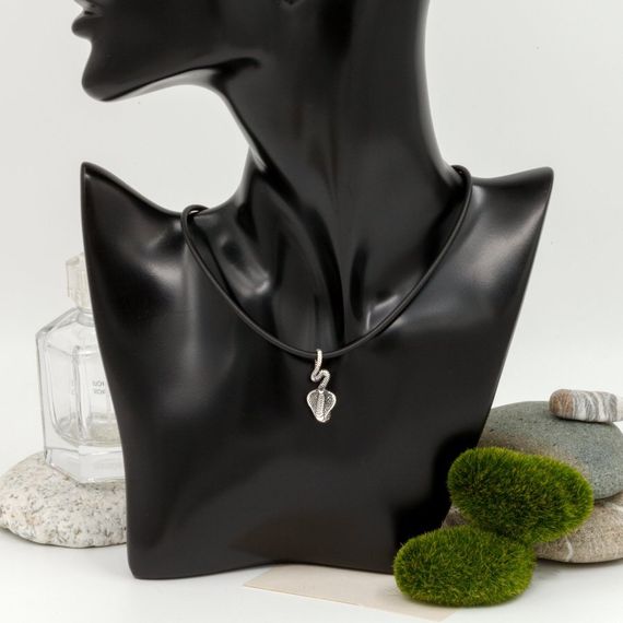 Кобра - подвеска в виде змеи из серебра 925 на постаменте