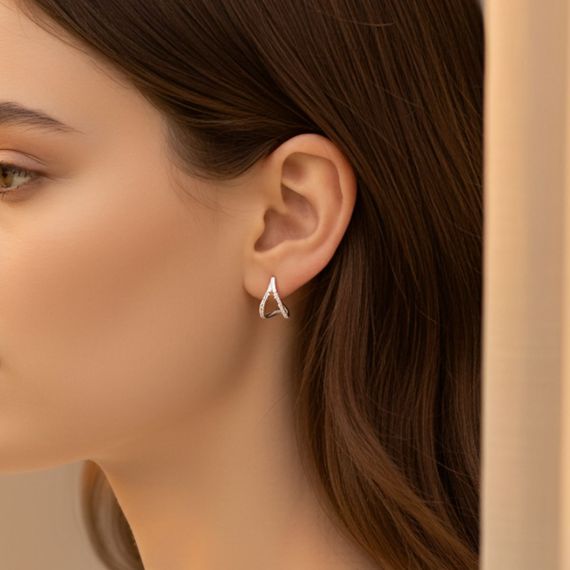 Серьги-пусеты Долька из серебра 925 пробы с фианитами, живое фото 3