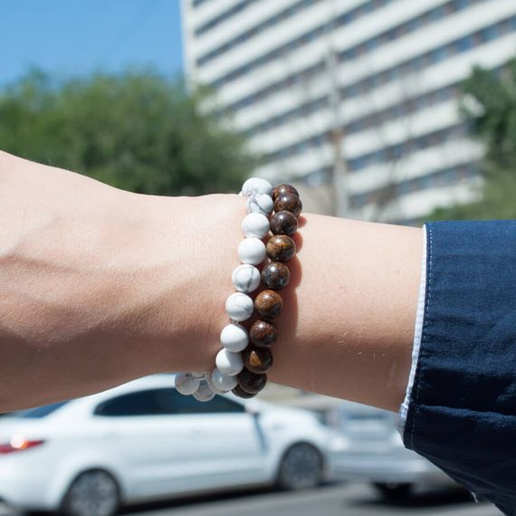 Классический браслет из магнезита вид на руке с бронзитом