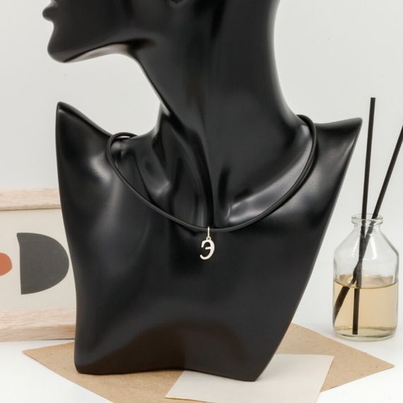 Подвеска в виде буквы Э - кулон из серебра 925 пробы на постаменте