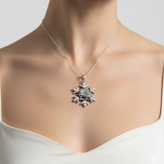 Подвеска на шею ювелирная Конёк в снежинке серебро 925, живое фото 3