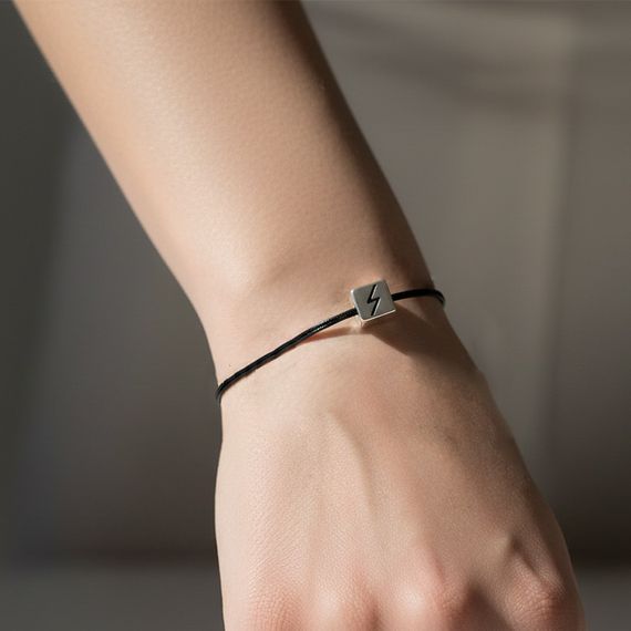 Шарм куб с руной Соулу - подвеска из серебра 925 пробы, живое фото 1