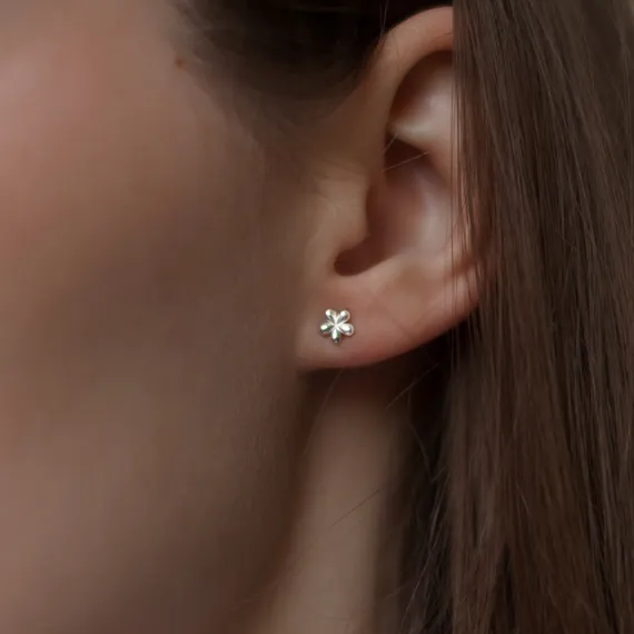 Серьги-пусеты Цветок mini из серебра 925 пробы, живое фото 1