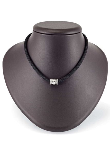 Шарм «Руна Тейваз» из серебра на постаменте